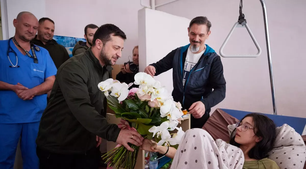 O adolescentă lovită de 12 gloanțe în timp ce și-a apărat frățiorul cu propriul trup, vizitată la spital de președintele Zelenski