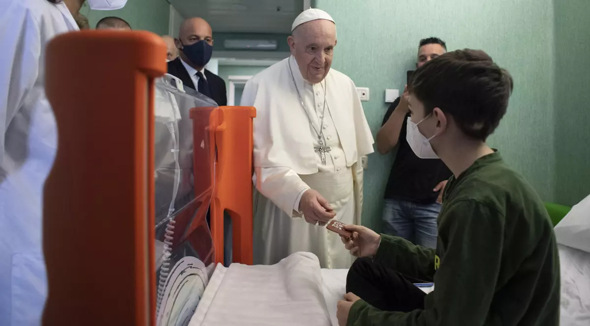 Papa Francisc, în vizită la copiii ucraineni tratați la un spital din Roma