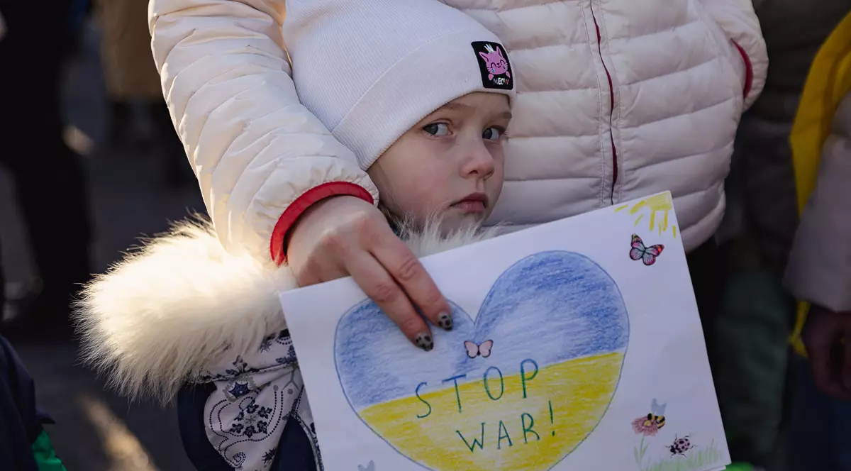 Refugiații ucraineni au protestat, alături de români, în fața Ambasadei Rusiei, cu gândul la cei de acasă „care trăiesc sub pământ”