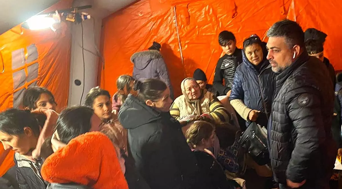 Peste 30 de refugiaţi romi din Ucraina sosiţi în Gara de Nord, preluaţi şi ajutaţi de voluntari romi