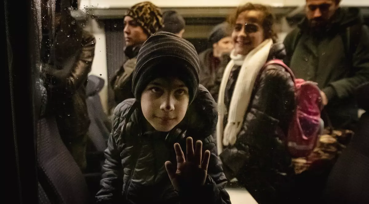 REPORTAJ. În timp ce guvernul din Baku a absentat la ONU la votul pentru oprirea războiului, 1.000 de refugiați azeri au trecut prin România apărându-și viața și copiii