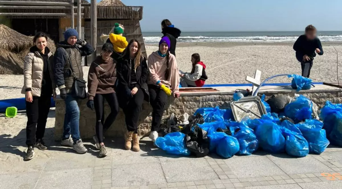 Un grup de refugiați ucraineni a curățat o plajă din Mamaia din proprie inițiativă