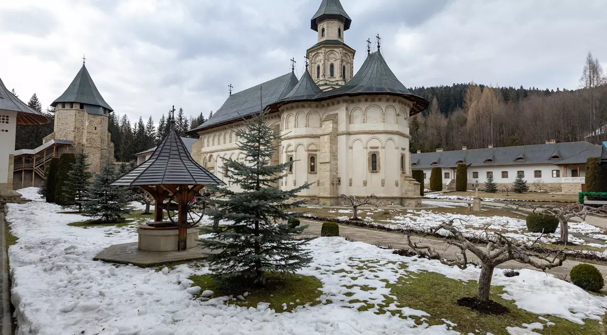 Refugiaţi ucraineni au ajuns la Mănăstirea Putna: „Mâncarea nu e o problemă, la cazare găsim soluţii”