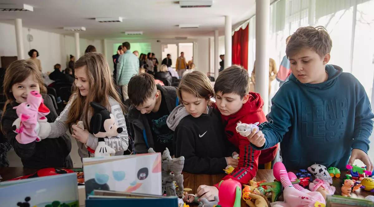 Ministerul Educaţiei: Peste 2.000 de cereri pentru înscrierea, ca audienţi, în unităţi de învăţământ din România a unor elevi şi preşcolari ucraineni