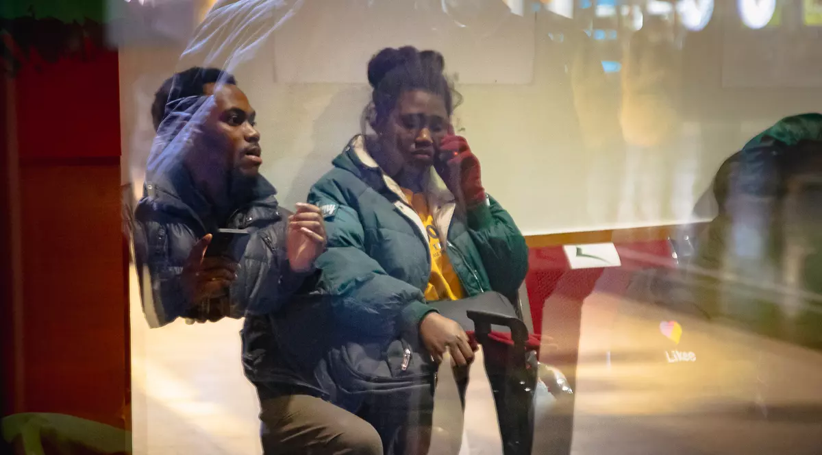 IMAGINI. Fuga de război a viitorilor medici ai Nigeriei trece prin Gara de Nord. Cum au ajuns să studieze tocmai în Ucraina