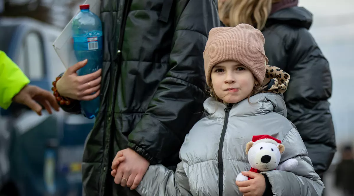 Cum le vorbim copiilor despre război și moarte? Sfaturi de la experți: spuneți-le adevărul, păstrați rutina, cultivați ajutorul