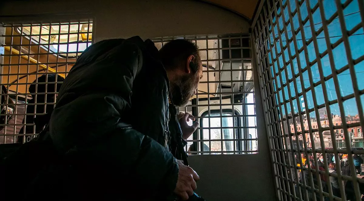 Jurnaliștii incomozi au fost ținuți în duba poliției în timpul manifestației pro-Putin din Sankt Petersburg. Foto: Novaia Gazeta