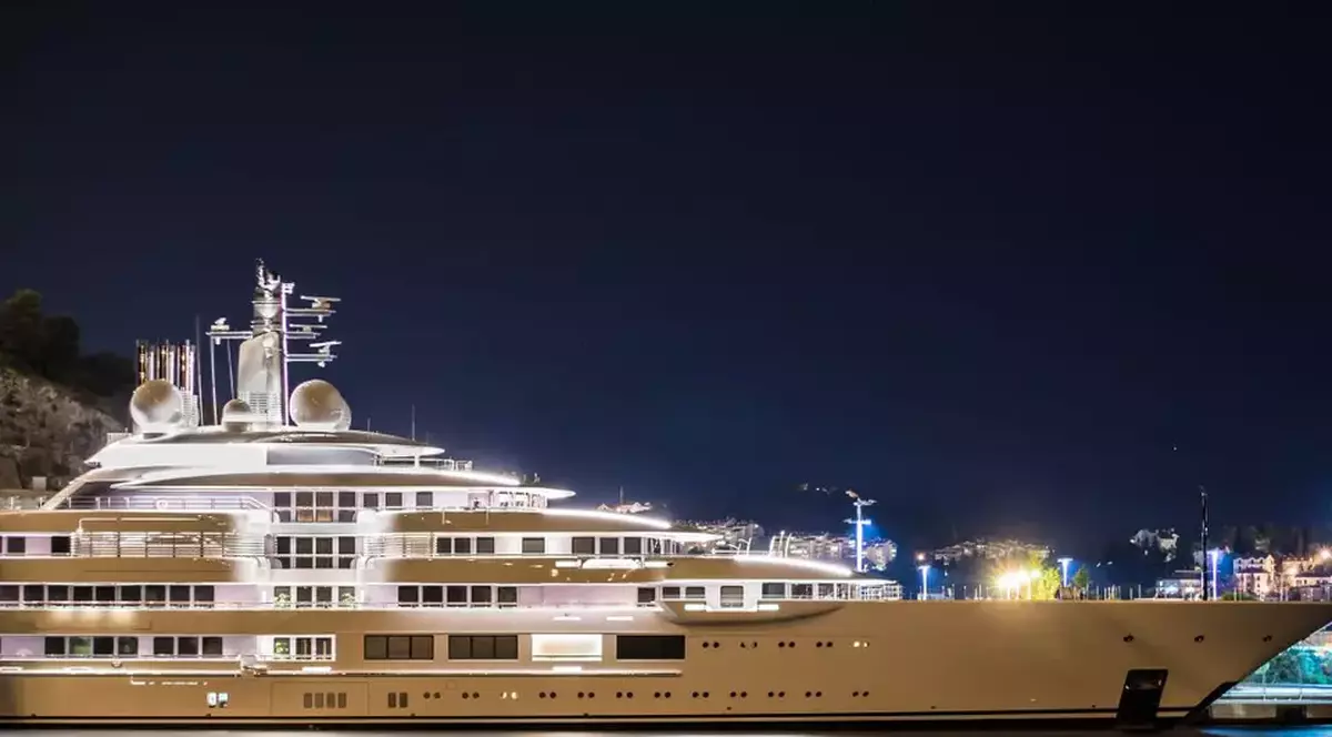 VIDEO Misterul superiahtului lung cât un distrugător, blocat în Italia și anchetat de autorități: „Toată lumea îi spune iahtul lui Putin, dar nimeni nu știe al cui este”