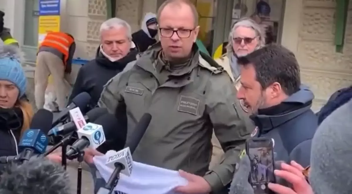 VIDEO. Un cunoscut politician italian s-a dus în vizită într-un oraș în Polonia. A primit un cadou și apoi a fost expediat la granița cu Ucraina: „Vezi ce a făcut prietenul tău”