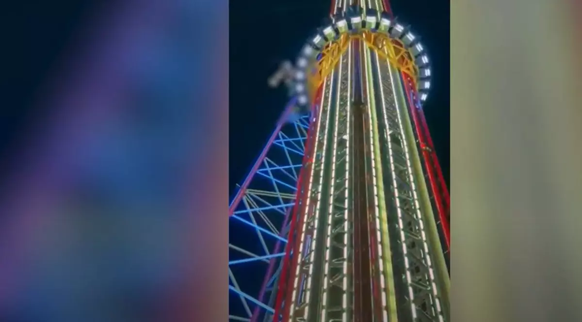 VIDEO. Momentul în care un adolescent cade de la mare înălțime dintr-o instalație a unui parc de distracții din SUA. Anchetă a autorităților