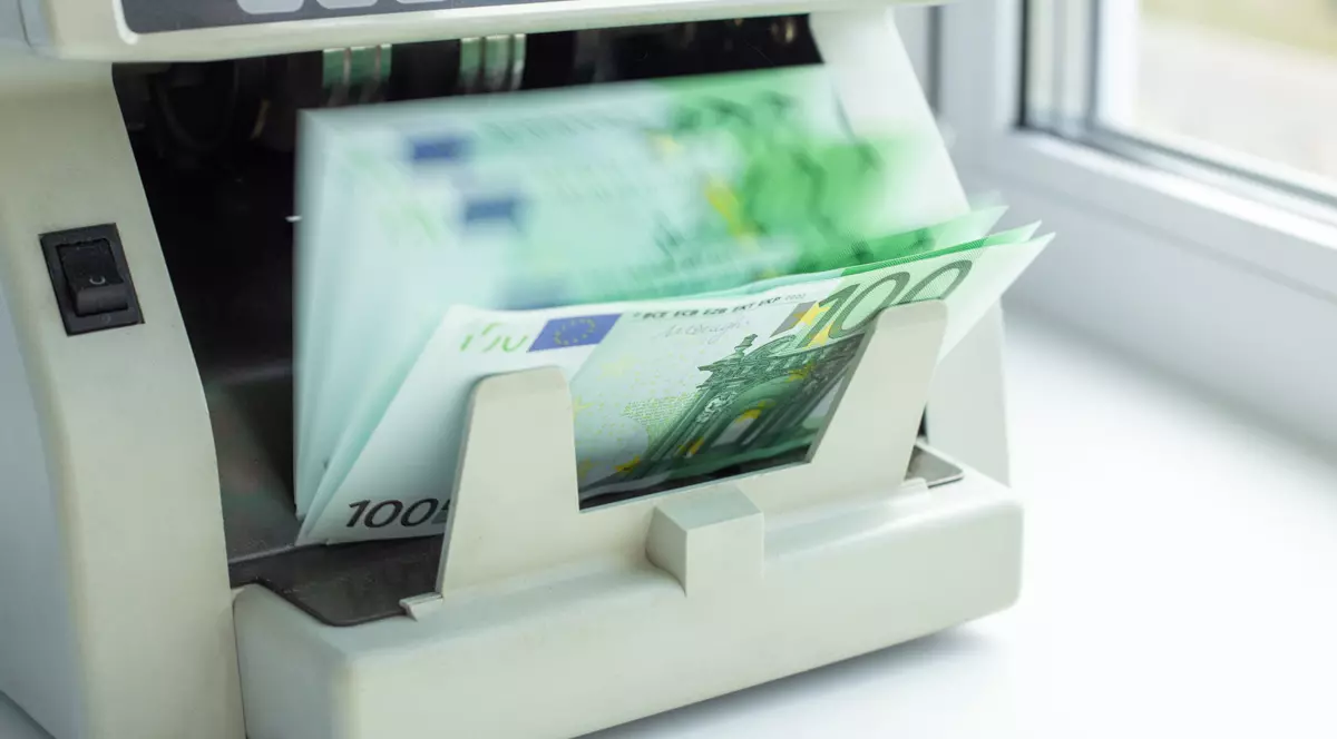 Criză de euro la mai multe case de schimb și bănci din București. Unii clienți, puși pe liste de așteptare. Bancher: „Se fac importuri de valută cu avionul. E ceva temporar”