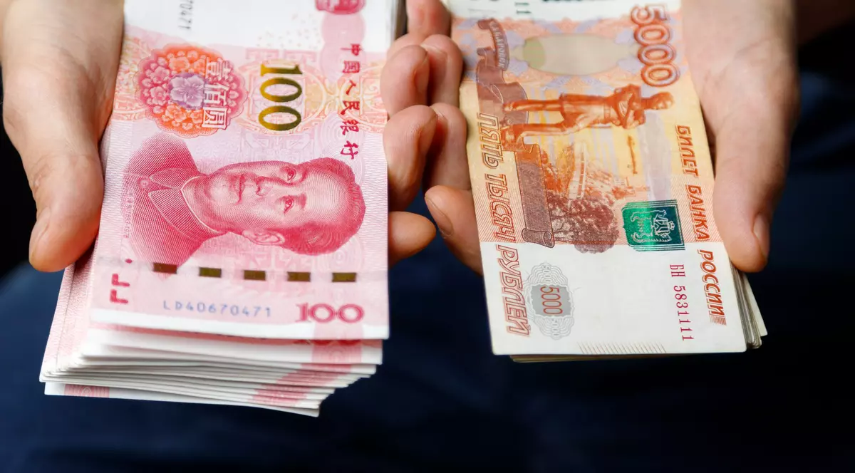 Cum ajută China pe tăcute la căderea rublei. Unde a mai fost lăsată Moscova în ofsaid de Beijing