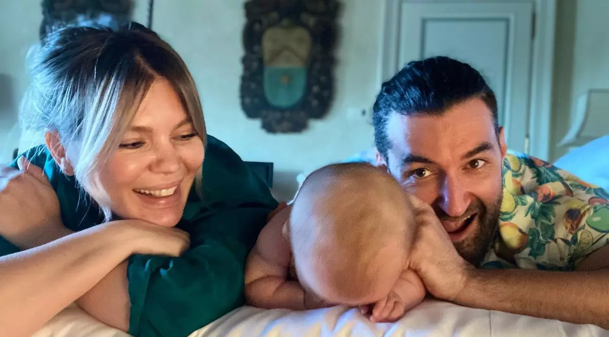 Smiley, Gina Pistol și fiica lor, într-o nouă vacanță. În ce țară au dus-o acum pe micuța Josephine