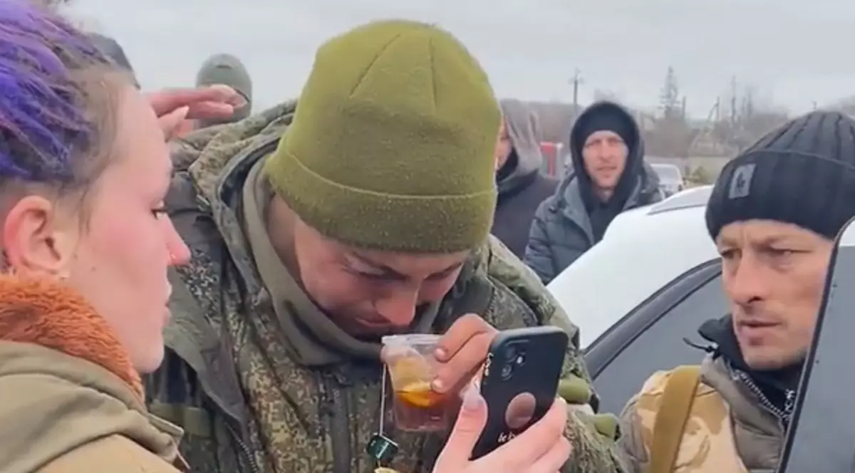 VIDEO | Un soldat rus plânge mușcând din mâncarea oferită de o tânără ucraineancă. Fata a sunat-o pe mama soldatului