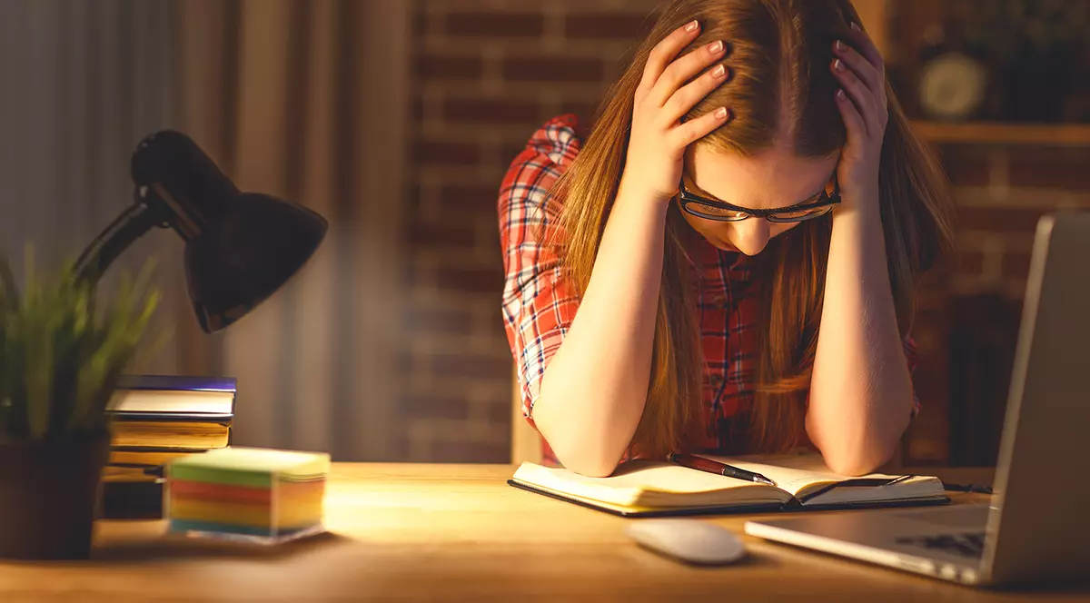 „Am crezut că, dacă nu ai note bune, ești nimic”. O tânără vorbește despre atacurile de panică și anxietatea prin care trece de cinci ani