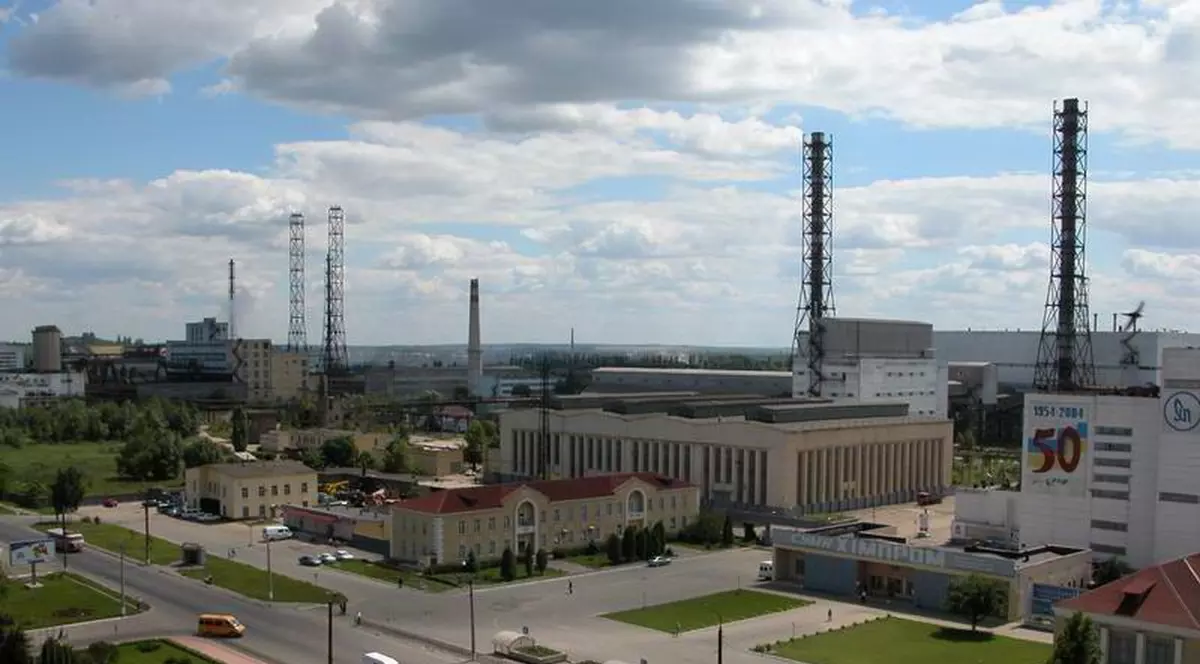 „Folosiți subsolurile pentru protecție”. Scurgere de amoniac la o uzină de produse chimice din Sumî