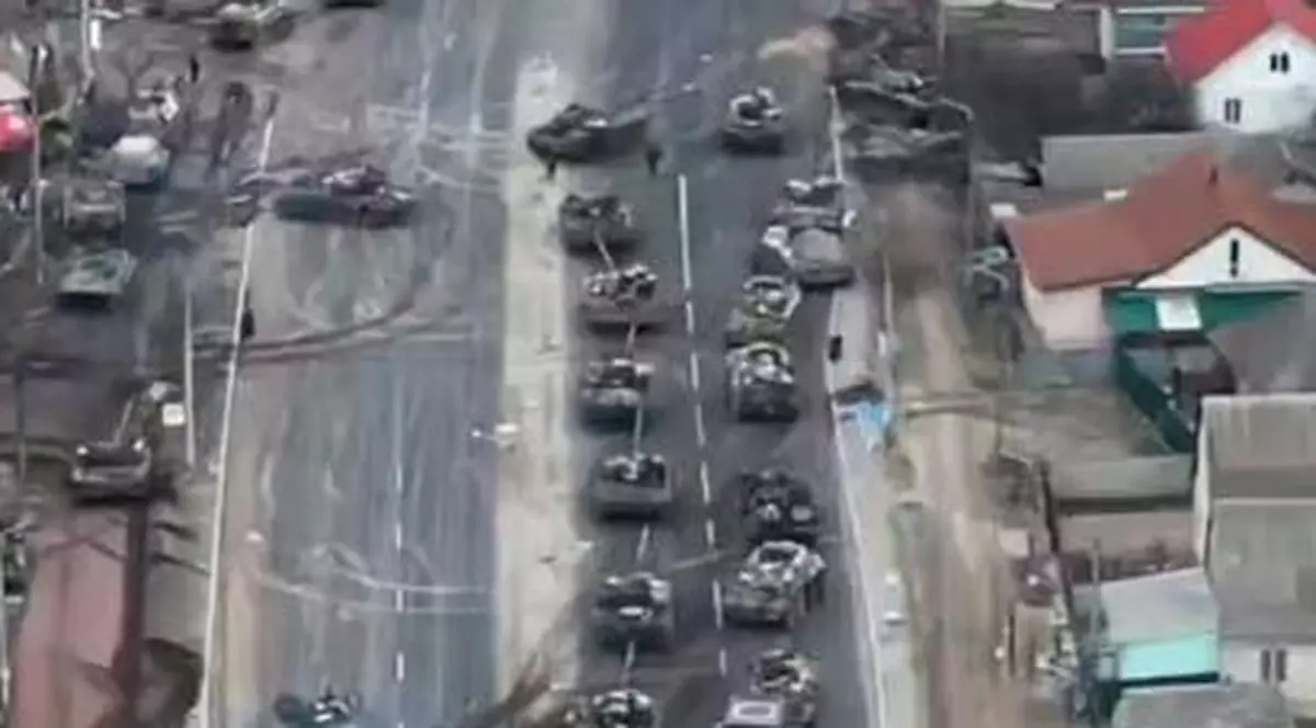 VIDEO | Coloană de tancuri rusești, distrusă de ucraineni. Armata ucraineană anunță „lichidarea comandantului”