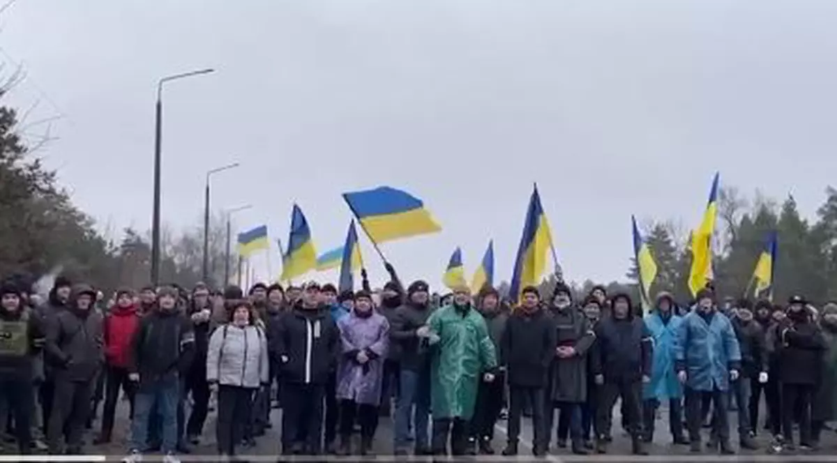 VIDEO | Scut uman în fața militarilor ruși: sute de ucraineni încearcă să blocheze înaintarea blindatelor