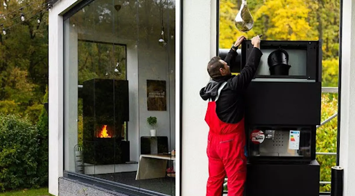 “Nebunia” lui Liviu Vârciu: Și-a montat șemineul direct într-un perete din sticlă