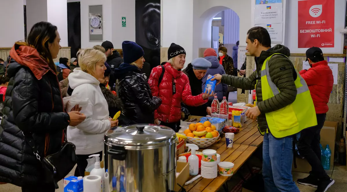 REPORTAJ. „My name is Cola” - cum poți deveni voluntar la Gara de Nord și ce faci