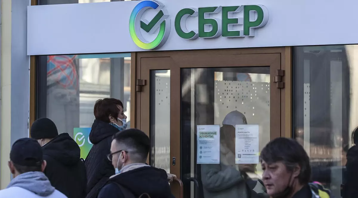 Agenția TASS anunță: Putin le interzice rușilor să mai trimită bani în conturile lor din afara țării sau în conturile altora