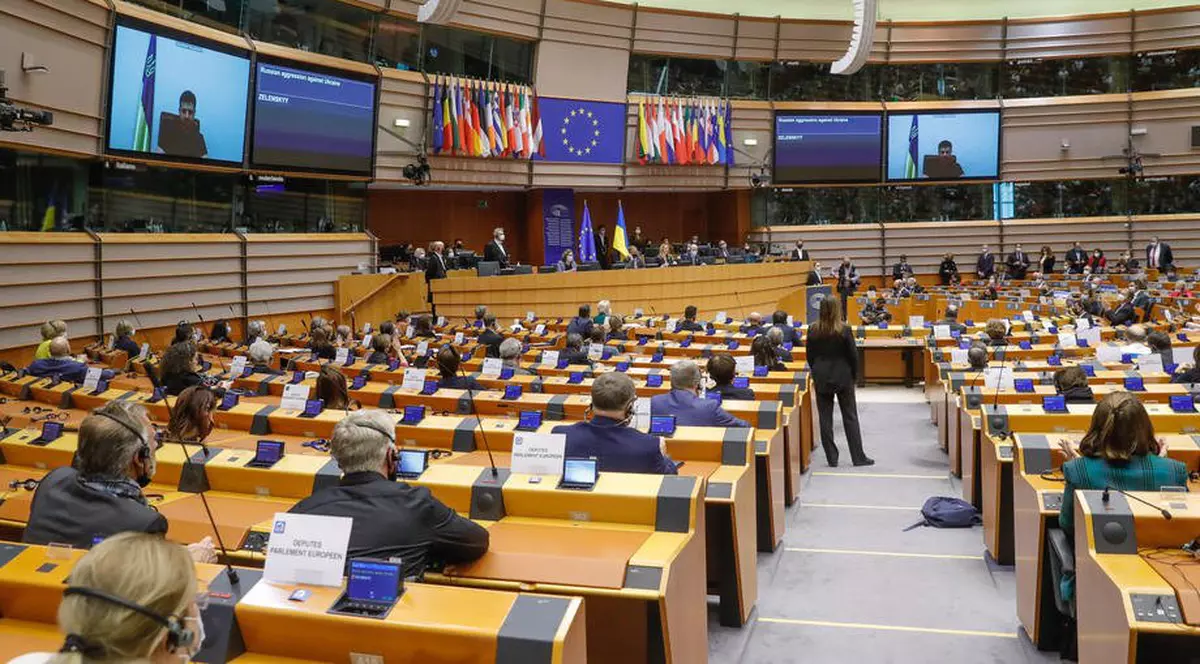 VIDEO Parlamentul European: ”Ce face Putin este terorism geopolitic. Rusia, oprește-te!”. În timpul discursului lui Zelenski, translatorul a început să plângă