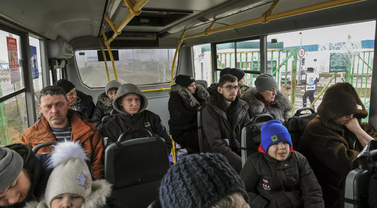 Mii de ucraineni au reușit să părăsească orașul Sumi, în prima evacuarea în masă realizată cu succes