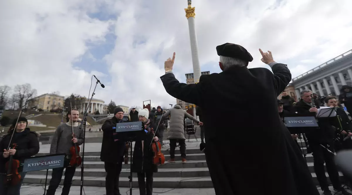 O orchestră din Kiev cântă imnul național al Ucrainei în centrul orașului, în timp ce trupele rusești înaintează spre capitală