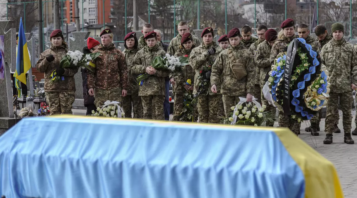 1.300 de militari ucraineni au fost uciși de la începutul războiului, spune Volodimir Zelenski. Câți ar fi murit din tabăra rusă
