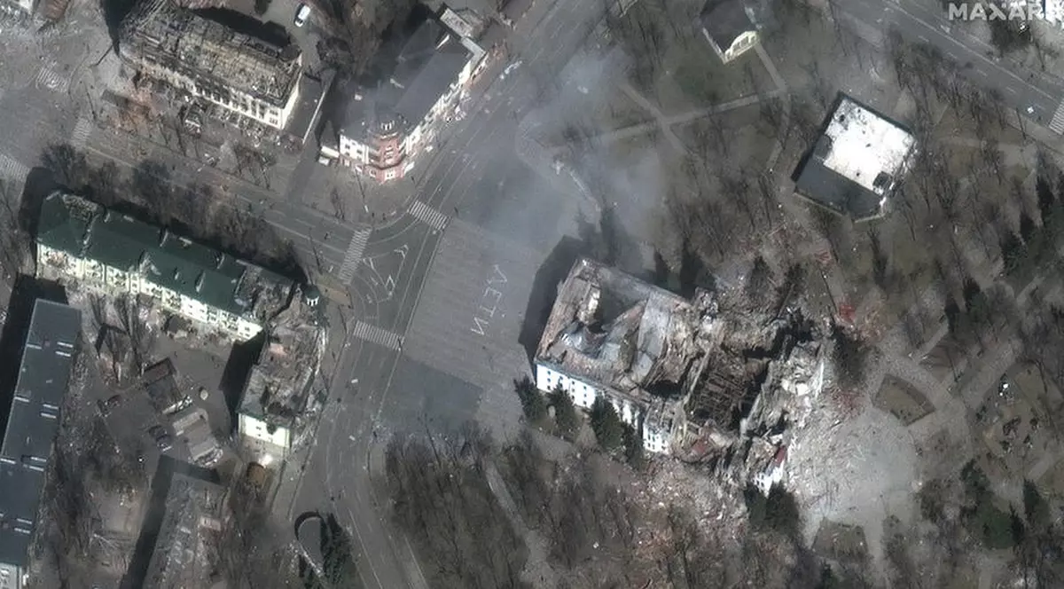 Cum a supraviețuit o mamă cu cei doi copii atacului asupra teatrului din Mariupol