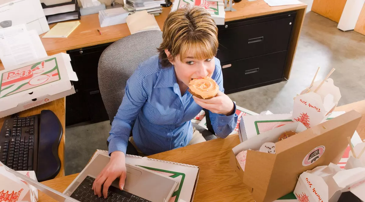 Zece pași simpli prin care poți să renunți la mâncatul pe fond de stres