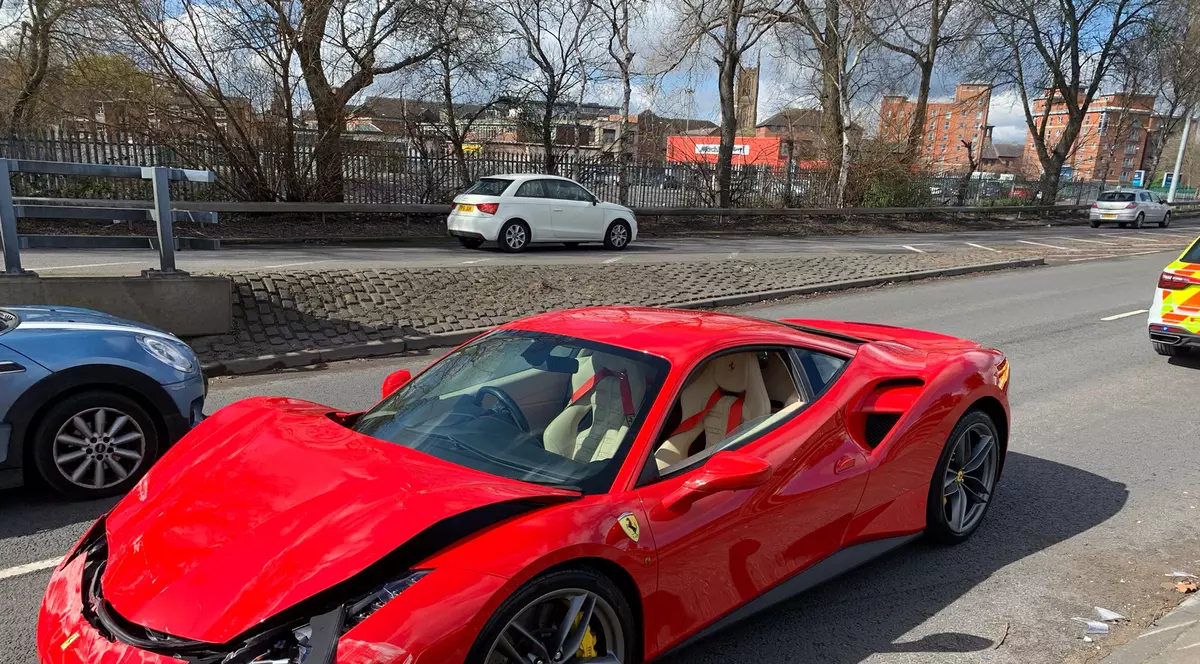 Un șofer și-a distrus noul Ferrari după ce a condus doar trei kilometri