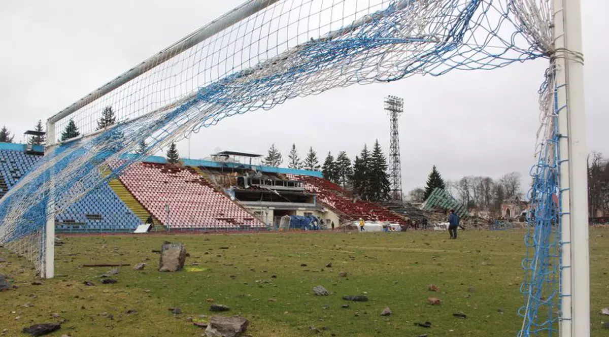 „Denazificarea” sportului. Cum arată stadionul din Cernihiv după bombardamente