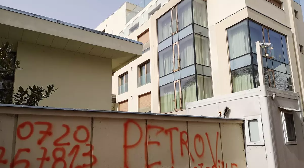 „Petrov, achită-ți datoriile”. Gardul vilei de protocol pe care trebuie să o elibereze Traian Băsescu a fost vandalizat