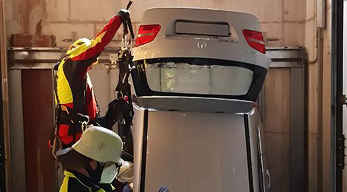 Un șofer a intrat cu mașina în casa liftului și a căzut în gol, pe ascensor, în Germania