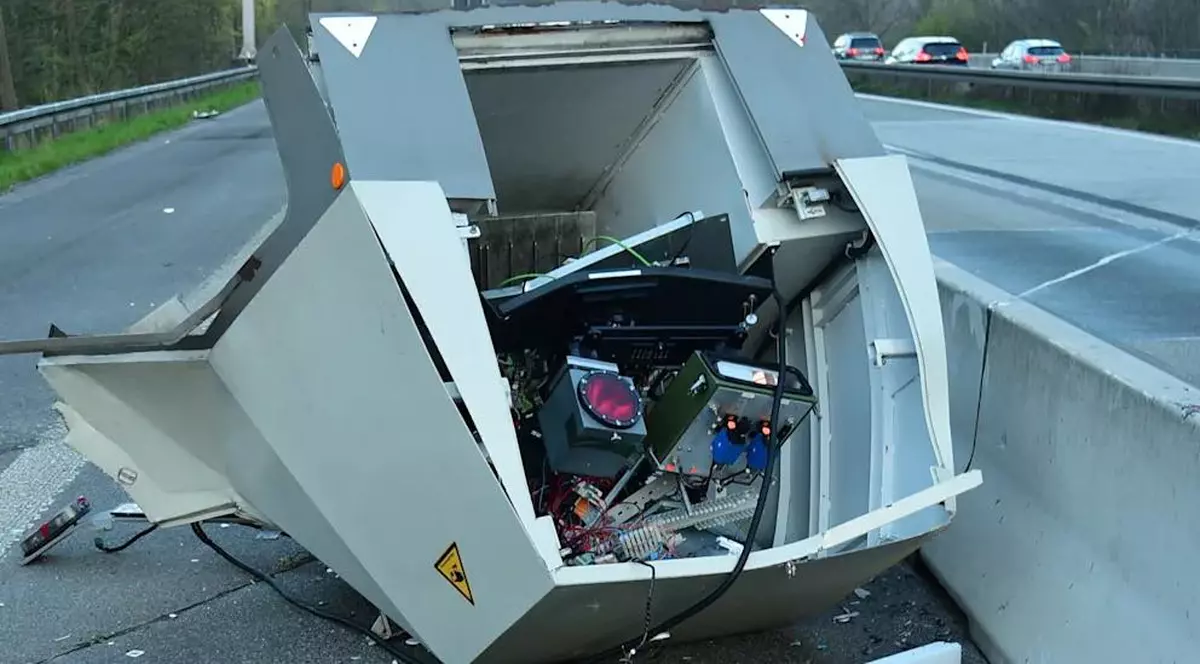 Un șofer care a fost prins depășind viteza legală, bănuit că a aruncat în aer sistemul radar de pe o autostradă, în Germania