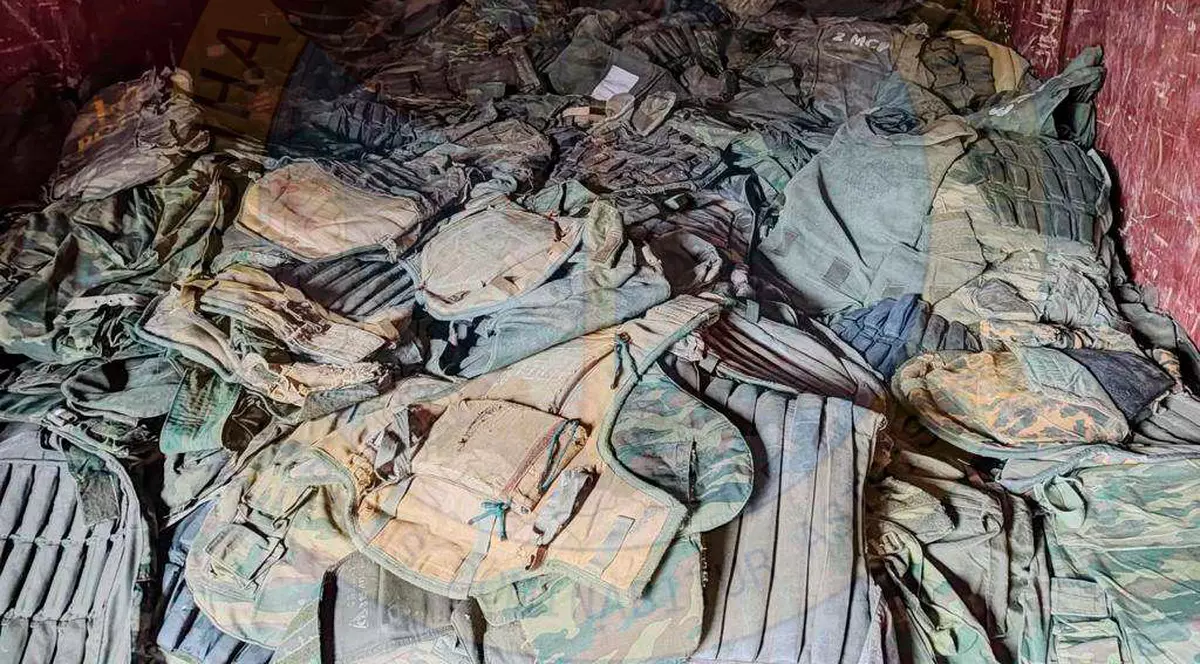 „Gunoi inutil”. Imagini cu veste antiglonț putrezite și cu blindajul ruginit, despre care Kievul spune că au fost trimise soldaților ruși care luptă în Ucraina