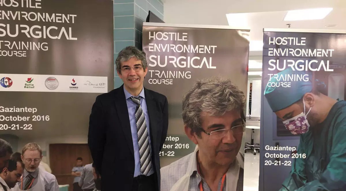 Un medic britanic de război salvează vieți în Ucraina chiar și din fața monitorului: „Este ca în Siria. Exact aceleași tactici”