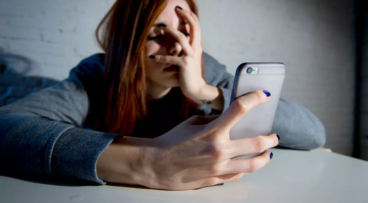 „Credeam că-mi trimiți o poză cu tine goală, că de matematică sunt sătul”. Ce s-a întâmplat cu profesorul care i-a dat acest mesaj unei eleve și cu un alt dascăl hărțuitor