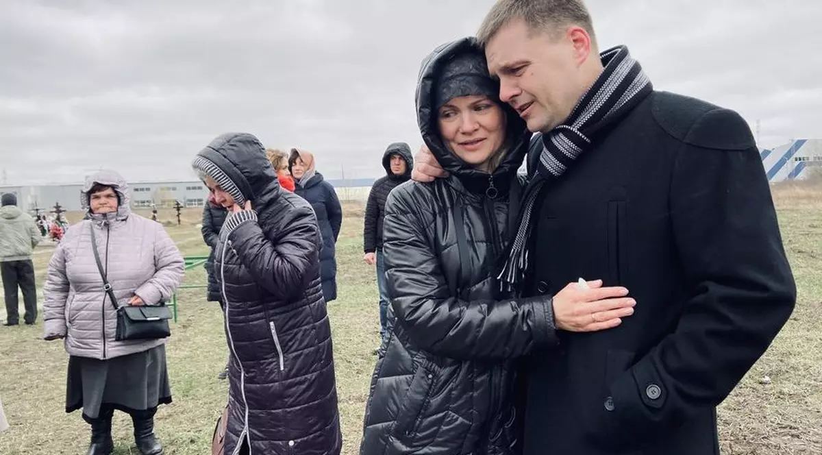 Elisei, un băiețel ucrainean de 13 ani, ucis în fața ochilor mamei sale: „Ne-au făcut cu mâna, de parcă ne-ar fi urat  drum bun, apoi au tras”