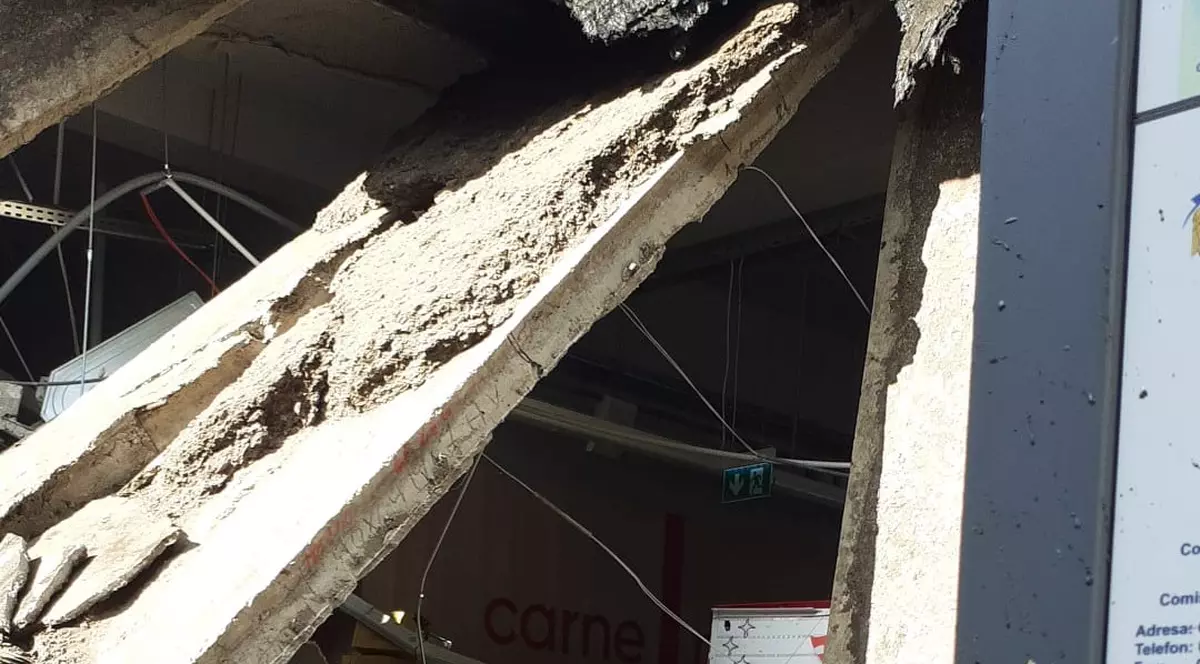 VIDEO | Tavanul unui magazin Profi din Turda s-a prăbușit. Patru angajați și un client se aflau înăuntru