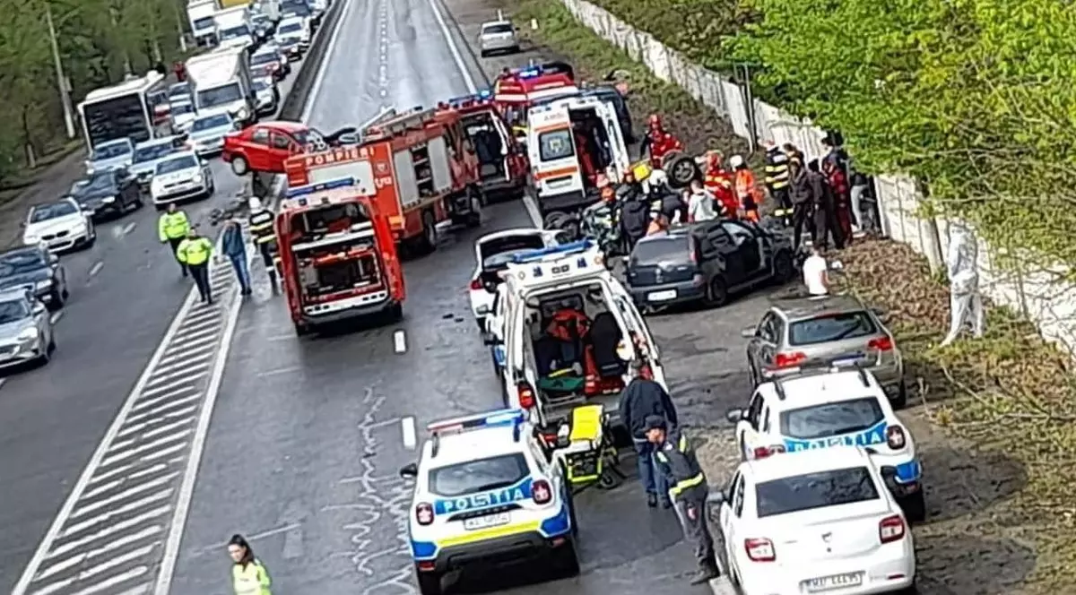 Accident în lanț cu cinci mașini implicate, lângă București. A venit elicopterul SMURD. Foto: InfoTrafic