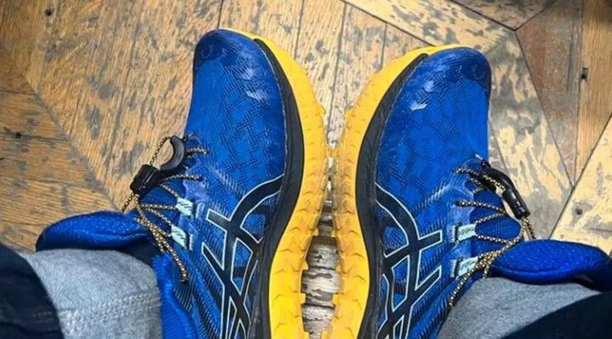 Un bărbat din Moscova a fost amendat pentru că purta adidași cu albastru și galben, culorile Ucrainei