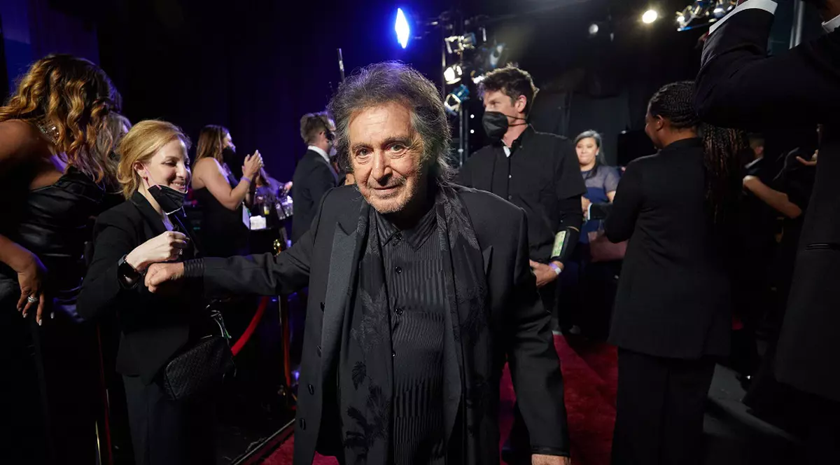Cine e tânăra brunetă care a fost surprinsă recent alături de Al Pacino. Curând actorul va împlini 82 de ani