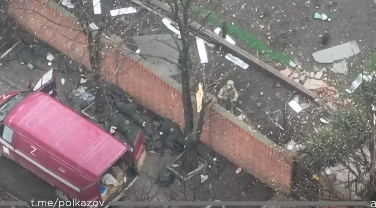 VIDEO| Soldați din Batalionul Azov fără milă față de rușii prinși în ambuscadă, în care aruncă grenade de la câțiva metri