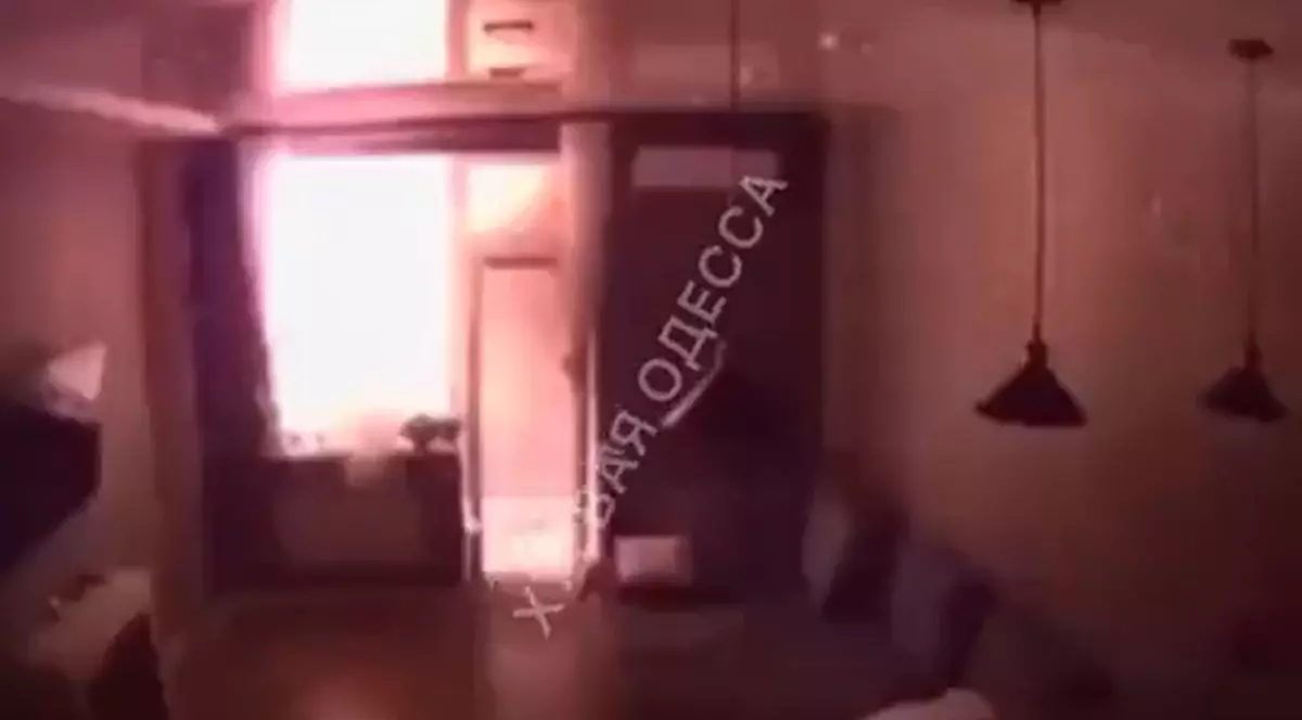 Momentul în care o rachetă lovește un bloc din Odesa, surprins de o cameră instalată într-un apartament