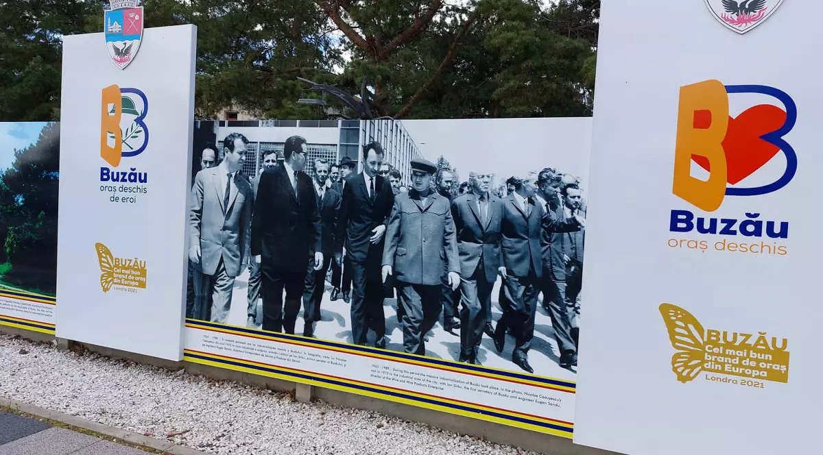 Fotografii cu Nicolae Ceaușescu în vizită de lucru la Buzău, afișate de Primărie, pe stradă: „Ca să ne facem noi reclamă!”