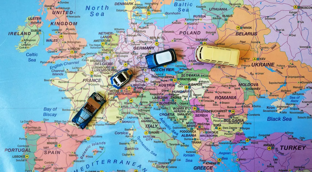 cum planifici calatoria in strainatate cu masina - harta europei si machete de masini