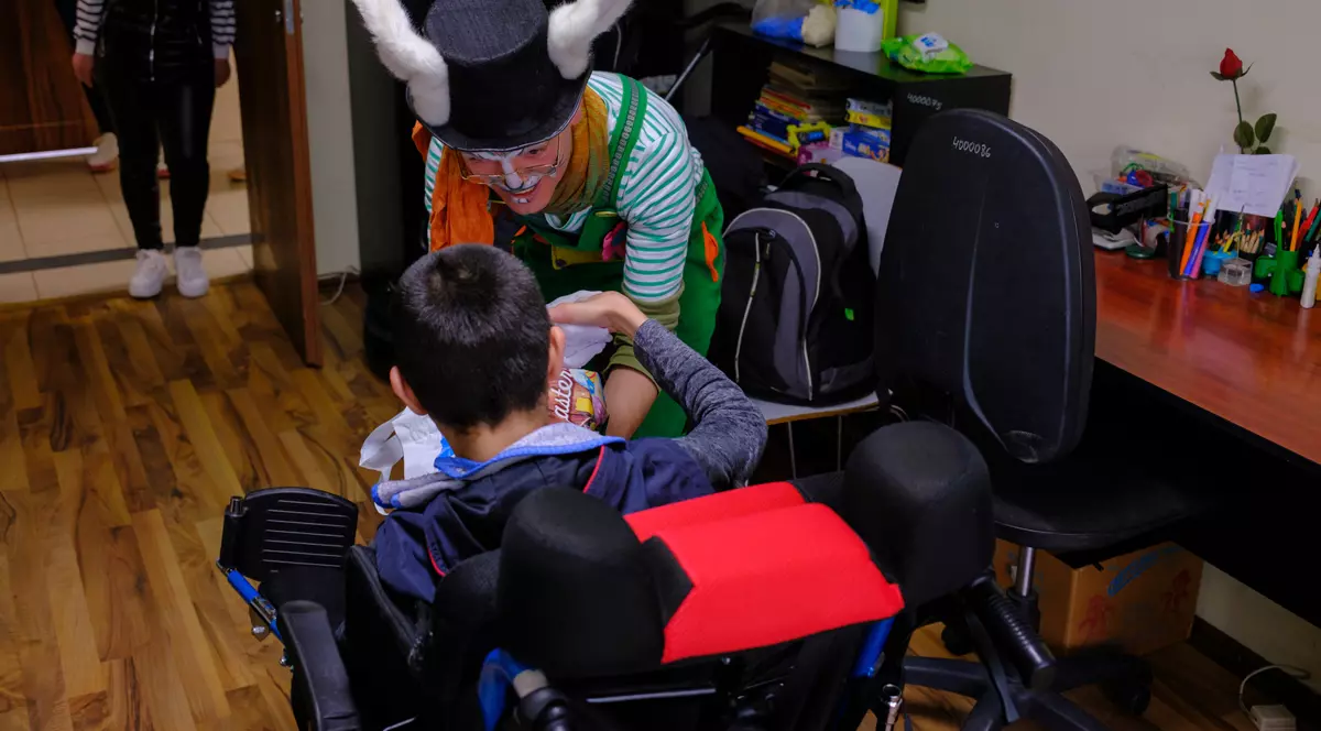 REPORTAJ. „Pa, iepuraș!”. Rețeta bucuriei de Paști împărțită de voluntari copiilor cu dizabilități din două centre din București: dulciuri, jucării și ouă roșii