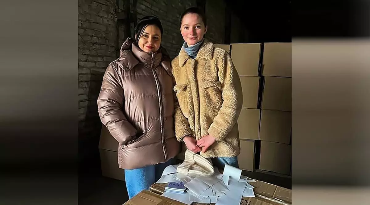 Elizaveta, în dreapta, lucrează ca voluntar la un centru umanitar din Kropîvnîțkîi